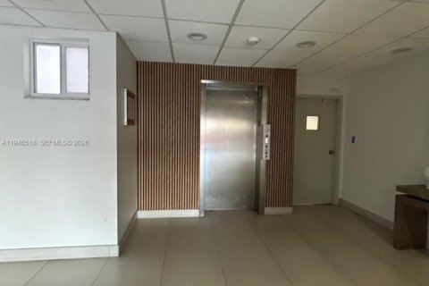 Condo in Miami Beach, Florida, 1 bedroom  № 2002804 - photo 3