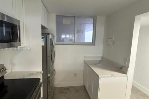 Condo in Miami Beach, Florida, 1 bedroom  № 2002804 - photo 25