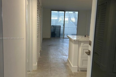 Condo in Miami Beach, Florida, 1 bedroom  № 2002804 - photo 2