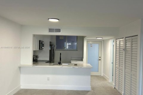 Condo in Miami Beach, Florida, 1 bedroom  № 2002804 - photo 23