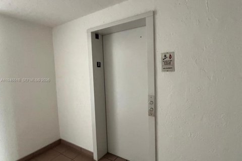 Condo in Miami Beach, Florida, 1 bedroom  № 2002804 - photo 9