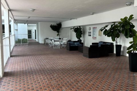 Condo in Miami Beach, Florida, 1 bedroom  № 2002804 - photo 8