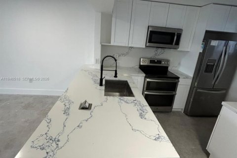 Condo in Miami Beach, Florida, 1 bedroom  № 2002804 - photo 27