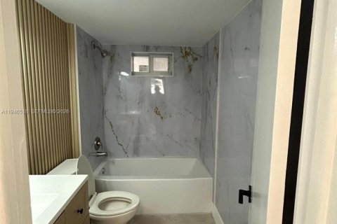 Condo in Miami Beach, Florida, 1 bedroom  № 2002804 - photo 17