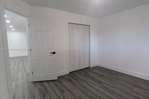 House in Miramar, Florida 3 bedrooms, 142.7 sq.m. № 1842448 - photo 13