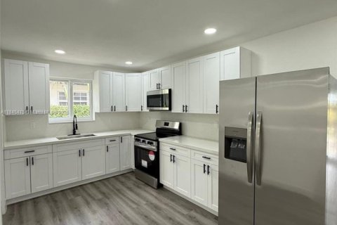 House in Miramar, Florida 3 bedrooms, 142.7 sq.m. № 1842448 - photo 16