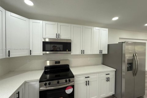 House in Miramar, Florida 3 bedrooms, 142.7 sq.m. № 1842448 - photo 15