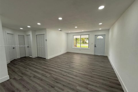 House in Miramar, Florida 3 bedrooms, 142.7 sq.m. № 1842448 - photo 19
