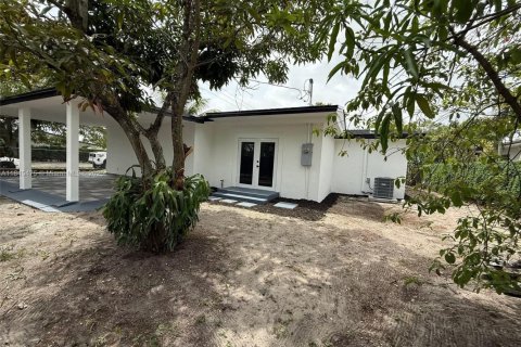 House in Miramar, Florida 3 bedrooms, 142.7 sq.m. № 1842448 - photo 24