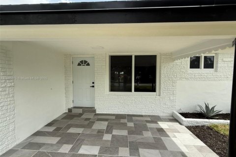 House in Miramar, Florida 3 bedrooms, 142.7 sq.m. № 1842448 - photo 18