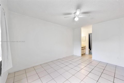 Снять в аренду кондоминиум в Майами, Флорида 3 спальни, 92.25м2, № 1950757 - фото 10