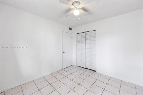 Снять в аренду кондоминиум в Майами, Флорида 3 спальни, 92.25м2, № 1950757 - фото 15