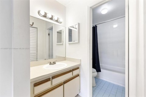 Снять в аренду кондоминиум в Майами, Флорида 3 спальни, 92.25м2, № 1950757 - фото 12