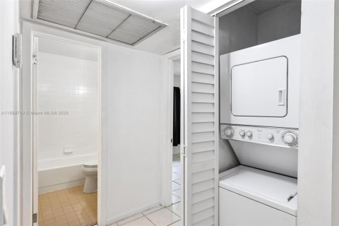 Снять в аренду кондоминиум в Майами, Флорида 3 спальни, 92.25м2, № 1950757 - фото 21