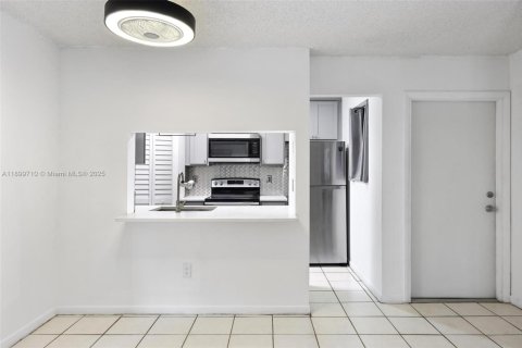 Снять в аренду кондоминиум в Майами, Флорида 3 спальни, 92.25м2, № 1950757 - фото 2