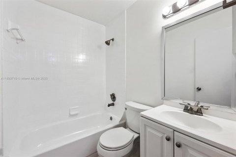 Снять в аренду кондоминиум в Майами, Флорида 3 спальни, 92.25м2, № 1950757 - фото 20