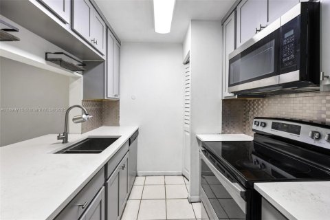 Снять в аренду кондоминиум в Майами, Флорида 3 спальни, 92.25м2, № 1950757 - фото 6