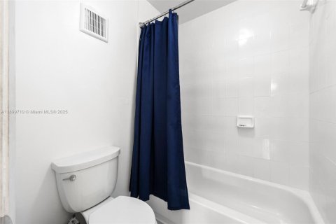 Снять в аренду кондоминиум в Майами, Флорида 3 спальни, 92.25м2, № 1950757 - фото 13