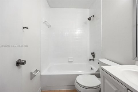 Снять в аренду кондоминиум в Майами, Флорида 3 спальни, 92.25м2, № 1950757 - фото 19