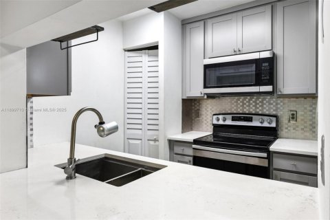 Снять в аренду кондоминиум в Майами, Флорида 3 спальни, 92.25м2, № 1950757 - фото 4