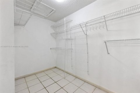 Снять в аренду кондоминиум в Майами, Флорида 3 спальни, 92.25м2, № 1950757 - фото 11