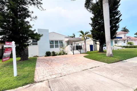 House in Hollywood, Florida 3 bedrooms, 156.08 sq.m. № 2244392 - photo 2