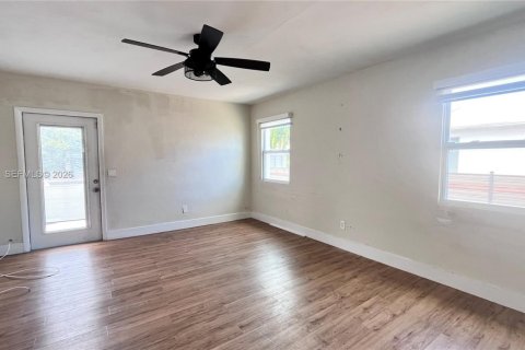 House in Hollywood, Florida 3 bedrooms, 156.08 sq.m. № 2244392 - photo 13