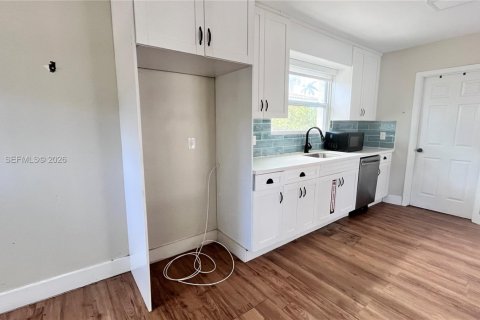 House in Hollywood, Florida 3 bedrooms, 156.08 sq.m. № 2244392 - photo 9