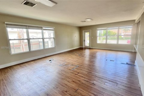 House in Hollywood, Florida 3 bedrooms, 156.08 sq.m. № 2244392 - photo 6