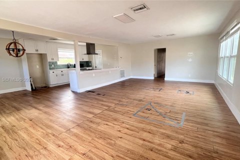House in Hollywood, Florida 3 bedrooms, 156.08 sq.m. № 2244392 - photo 4