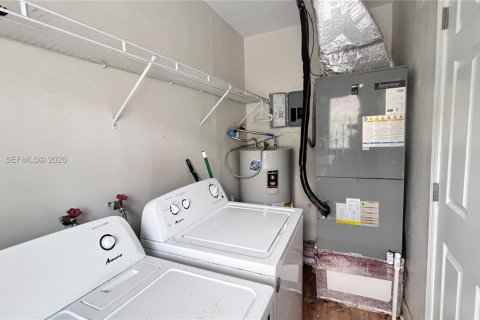 House in Hollywood, Florida 3 bedrooms, 156.08 sq.m. № 2244392 - photo 29