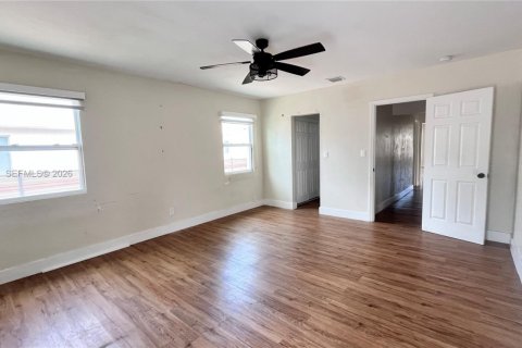 House in Hollywood, Florida 3 bedrooms, 156.08 sq.m. № 2244392 - photo 15