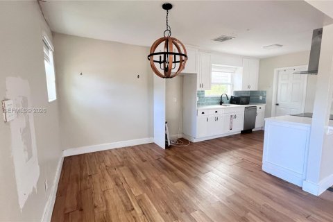 House in Hollywood, Florida 3 bedrooms, 156.08 sq.m. № 2244392 - photo 8