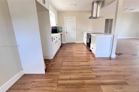 House in Hollywood, Florida 3 bedrooms, 156.08 sq.m. № 2244392 - photo 11