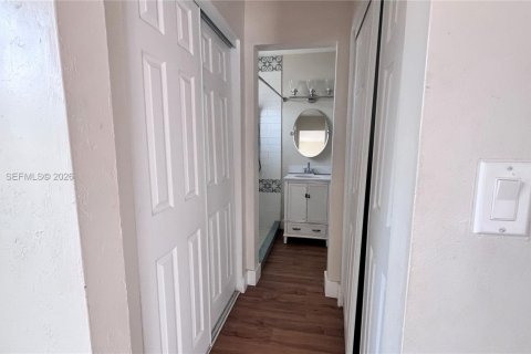 House in Hollywood, Florida 3 bedrooms, 156.08 sq.m. № 2244392 - photo 18