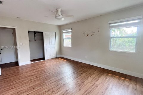 House in Hollywood, Florida 3 bedrooms, 156.08 sq.m. № 2244392 - photo 25