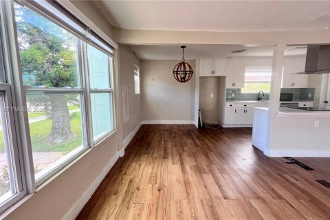 House in Hollywood, Florida 3 bedrooms, 156.08 sq.m. № 2244392 - photo 7