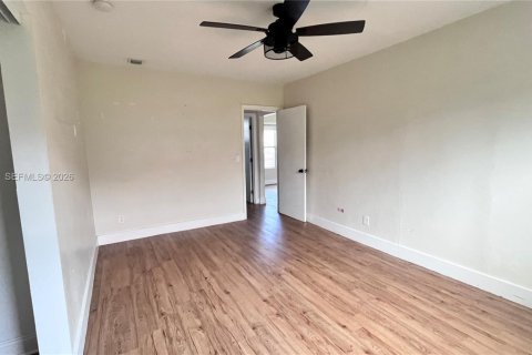 House in Hollywood, Florida 3 bedrooms, 156.08 sq.m. № 2244392 - photo 20
