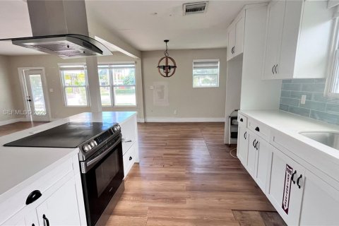 House in Hollywood, Florida 3 bedrooms, 156.08 sq.m. № 2244392 - photo 12