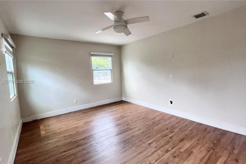 House in Hollywood, Florida 3 bedrooms, 156.08 sq.m. № 2244392 - photo 24