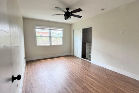 House in Hollywood, Florida 3 bedrooms, 156.08 sq.m. № 2244392 - photo 19