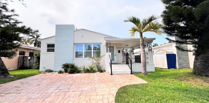 House in Hollywood, Florida 3 bedrooms, 156.08 sq.m. № 2244392