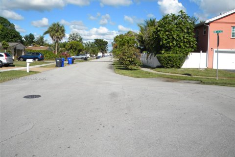 House in North Lauderdale, Florida 5 bedrooms, 173.26 sq.m. № 1998335 - photo 5