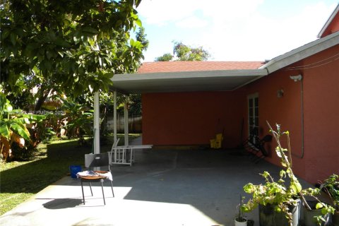 House in North Lauderdale, Florida 5 bedrooms, 173.26 sq.m. № 1998335 - photo 7