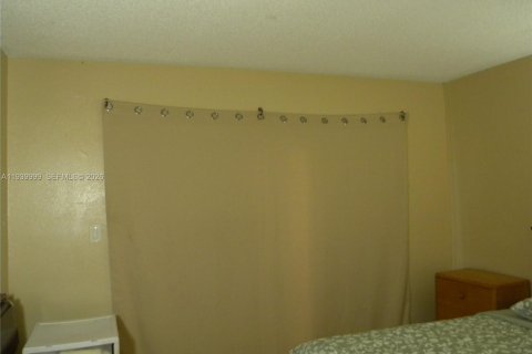 House in North Lauderdale, Florida 5 bedrooms, 173.26 sq.m. № 1998335 - photo 29