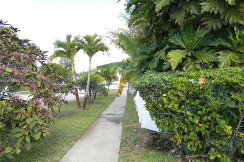 House in North Lauderdale, Florida 5 bedrooms, 173.26 sq.m. № 1998335 - photo 10