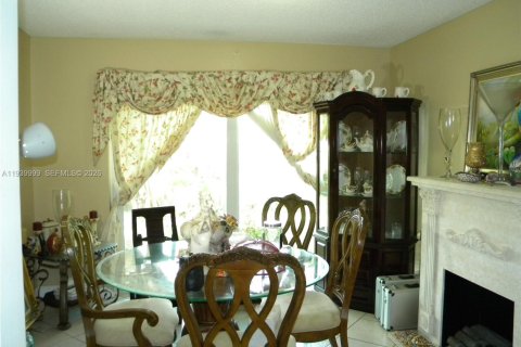 House in North Lauderdale, Florida 5 bedrooms, 173.26 sq.m. № 1998335 - photo 25