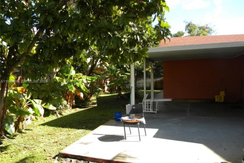 House in North Lauderdale, Florida 5 bedrooms, 173.26 sq.m. № 1998335 - photo 8