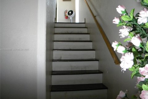 House in North Lauderdale, Florida 5 bedrooms, 173.26 sq.m. № 1998335 - photo 17