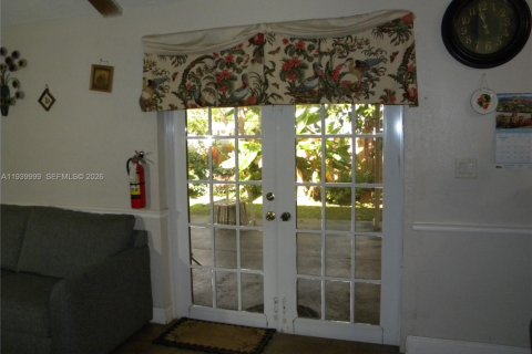 House in North Lauderdale, Florida 5 bedrooms, 173.26 sq.m. № 1998335 - photo 16